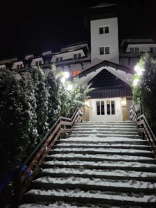 Bele staze Brzece stepenice sa snegom