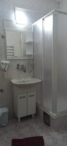 Brzece smestaj - Apartman Nina - kupatilo i tus kabina